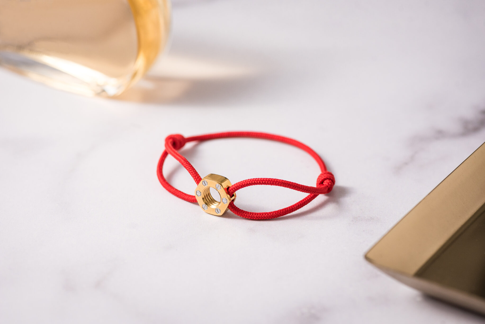 Sur cette page du site Omen Paris, vous pouvez retrouver le conseil d'entretien pour prendre soin de vos bracelets.